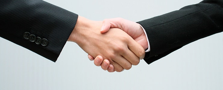 買取業者と握手する利用者のイメージ